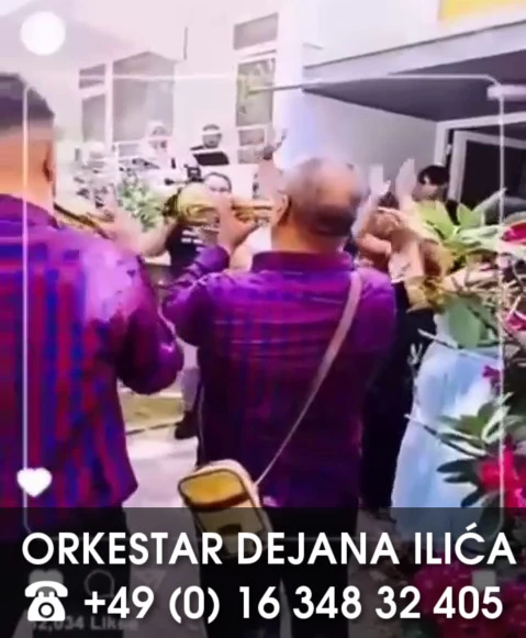 Trubači Dočekuju mladu Trubači Dejana Ilića sviraju prilikom izvođenja mlade