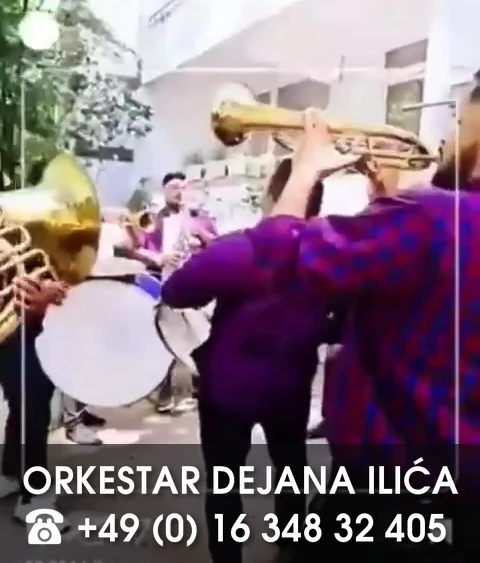 Trubači Dočekuju mladu Trubači Dejana Ilića sviraju prilikom izvođenja mlade